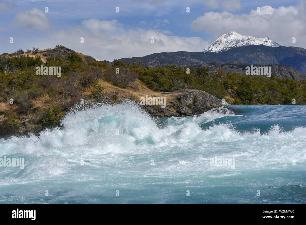 Rapides à la confluence de la turquoise Rio Baker et le glacier Grey Rio Nef, entre Puerto Guadal et Cochrane, région de Aysen, Chili Banque D'Images