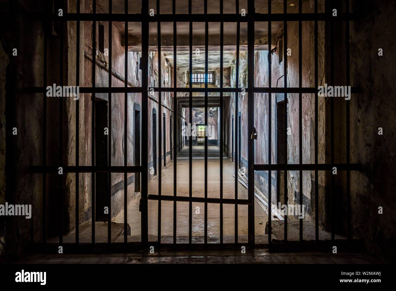 Les cellules de prison de l'époque de la dictature dans la forteresse, château de Gjirokastra, Gjirokastra, Albanie Banque D'Images