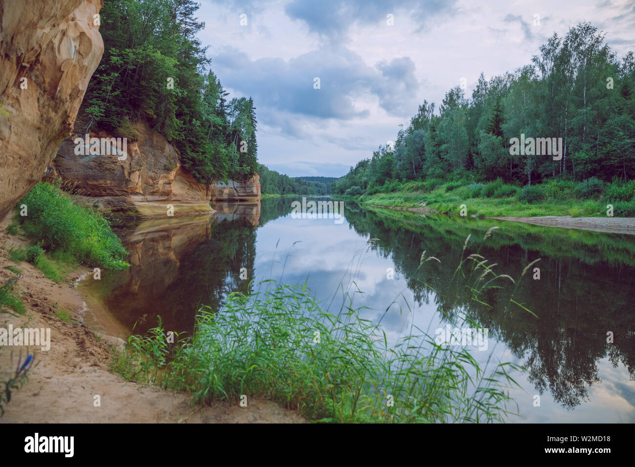 La Lettonie Cesis, ville syrienne. Les roches rouges et la rivière Iskar. La nature et les arbres verts en été. Le 4 juillet. 2019 Photo de voyage. Banque D'Images