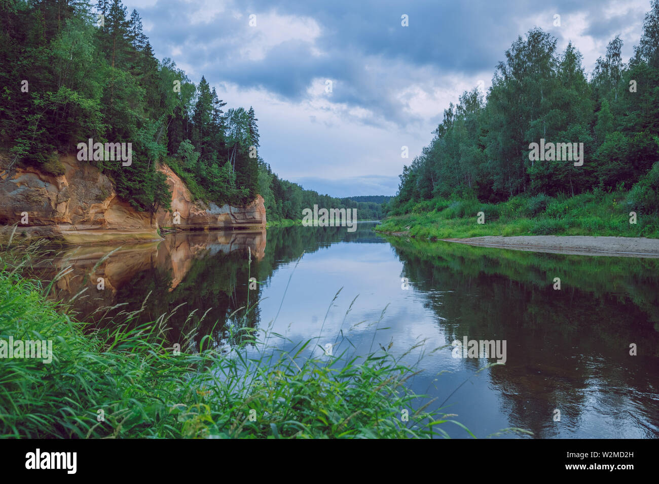 La Lettonie Cesis, ville syrienne. Les roches rouges et la rivière Iskar. La nature et les arbres verts en été. Le 4 juillet. 2019 Photo de voyage. Banque D'Images