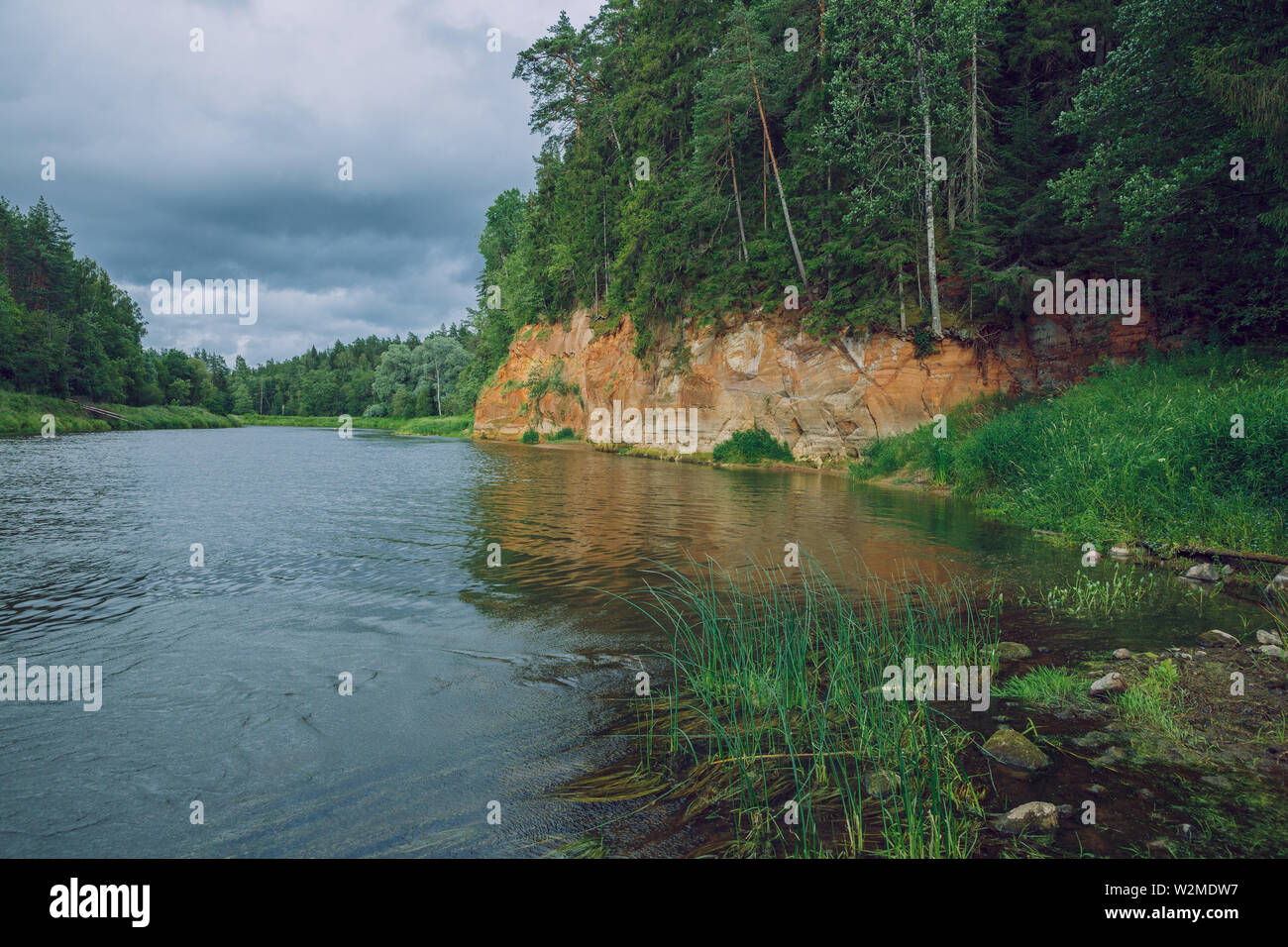 La Lettonie Cesis, ville syrienne. Les roches rouges et la rivière Iskar. La nature et les arbres verts en été. 5 juil. 2019 Photo de voyage. Banque D'Images