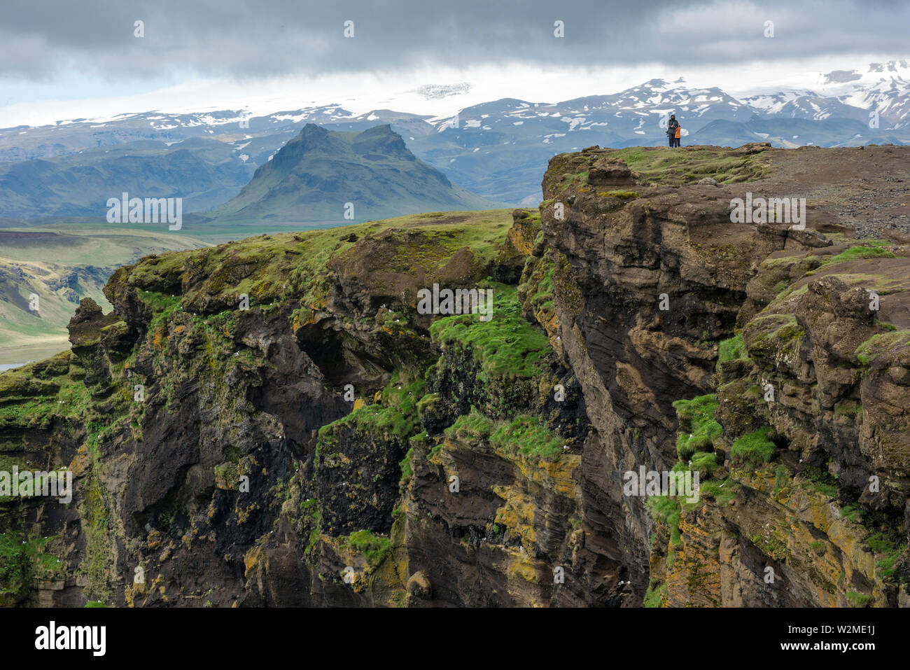 DYRHOLAEY, ISLANDE - 21 MAI 2019 : les touristes sur la côte rocheuse de trekking de Dyrholaey, Vik Banque D'Images