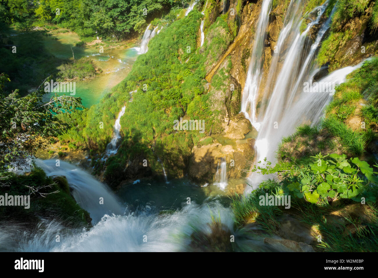 Vue imprenable sur les masses d'eau assourdissantes se précipitant sur le bord d'une falaise au parc national des Lacs de Plitvice, Plitvice, Croatie Banque D'Images