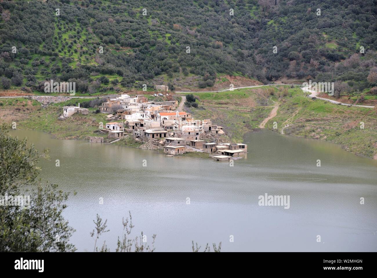 Sinking village de Sfentili par suite de la construction d'un barrage à Aposelemi réservoir, Crète, Grèce. Banque D'Images