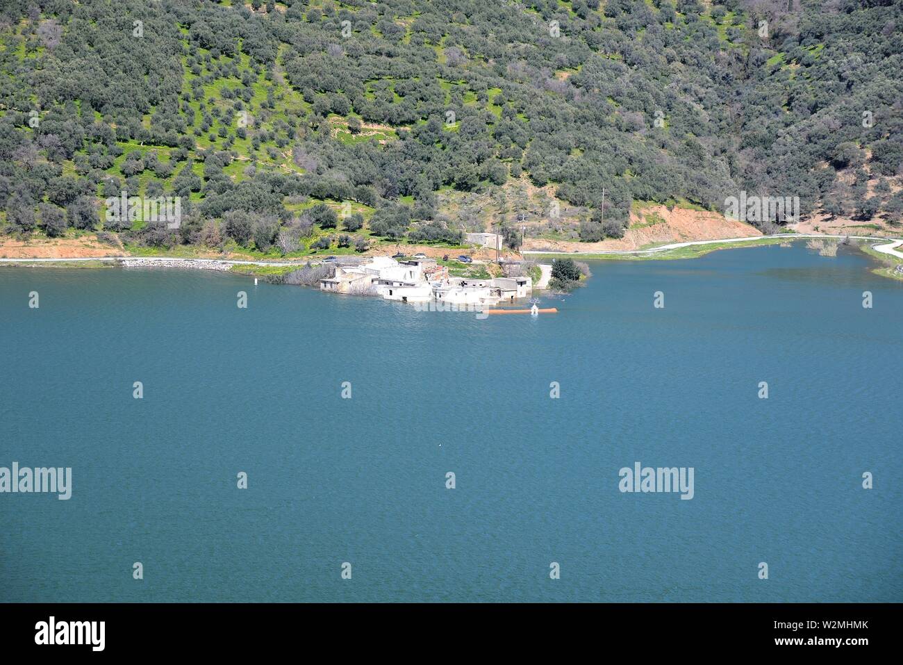 Sinking village de Sfentili par suite de la construction d'un barrage à Aposelemi réservoir, Crète, Grèce. Banque D'Images