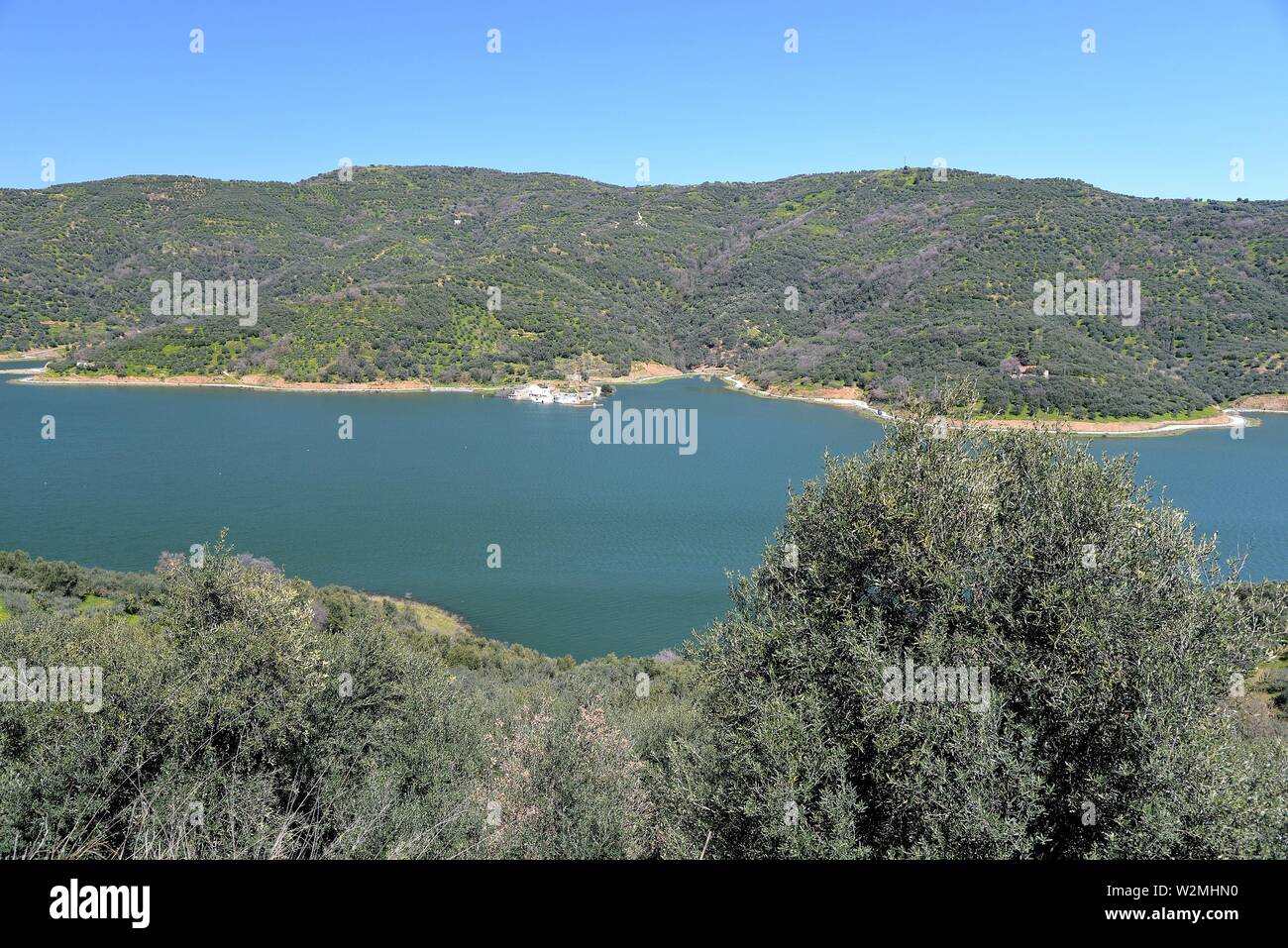 Sinking village de Sfentili par suite de la construction d'un barrage à Aposelemi réservoir, Crète, Grèce. Banque D'Images