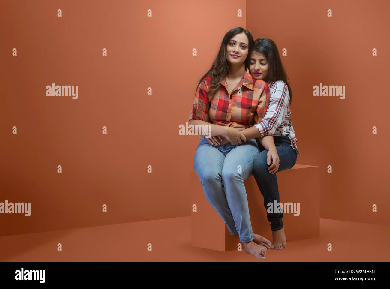 Portrait de deux jeunes adolescent girls smiling Banque D'Images