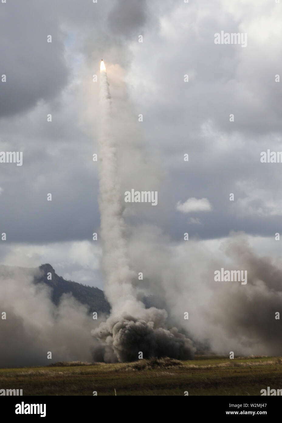 Roquettes sont tirées d'une M142 Système de roquettes d'artillerie à grande mobilité (HIMARS) dans le cadre de la société Talisman Saber 2019 Shoalwater Bay au domaine de formation, Queensland, Australie, le 8 juillet 2019. Talisman est un sabre combiné bilatérales et de l'Australie États-Unis destinés à former les services militaires respectives dans la planification et la conduite et la Force opérationnelle interarmées combinée de la paix, et d'améliorer la préparation au combat et l'interopérabilité entre les forces américaines et australiennes.(U.S. Photo de l'armée par le Sgt. 1re classe John Etheridge) Banque D'Images