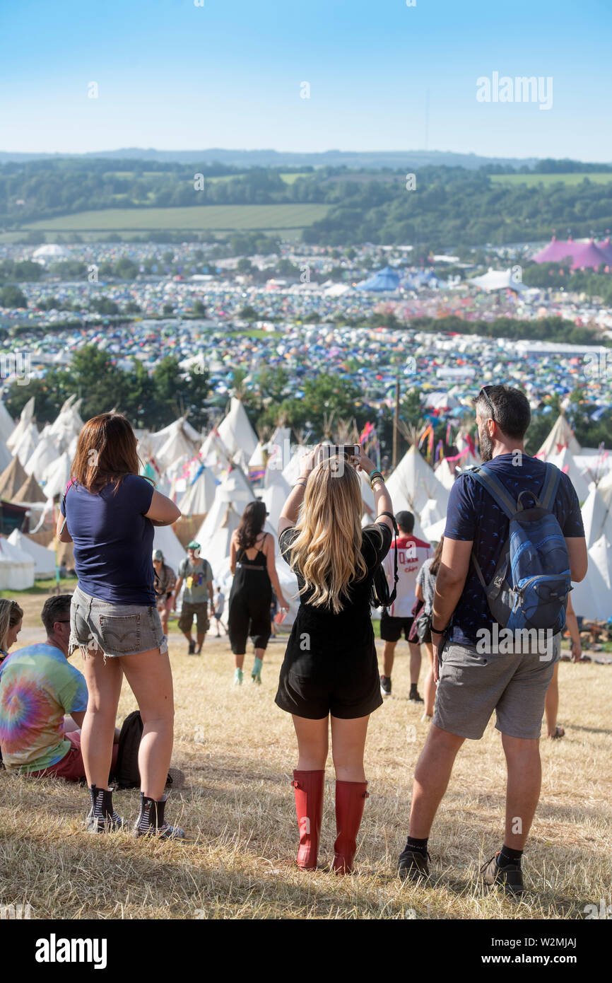 Festivaliers photographie la scène au-dessus du Village à Glastonbury 2019 Tipee Banque D'Images