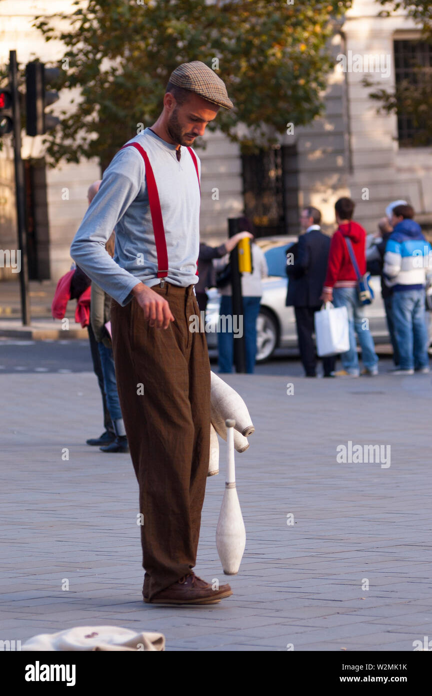 Londres, Royaume-Uni - 12 octobre 2009 - artiste de rue effectuer avec juggling clubs in Trafalgar Square Banque D'Images