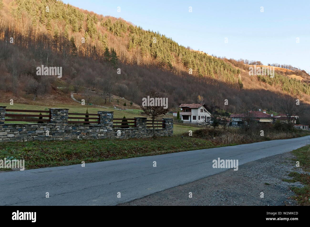 Quartier résidentiel de maisons anciennes de la ville de Teteven, montagnes des Balkans, la Bulgarie Banque D'Images