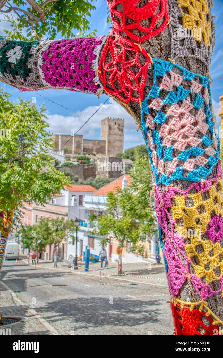Mertola, Portugal - 18 mai 2019 : arbres décorés de patchwork en crochet  coloré lors d'un séjour dans la ville de Mertola, une très belle ville  Photo Stock - Alamy