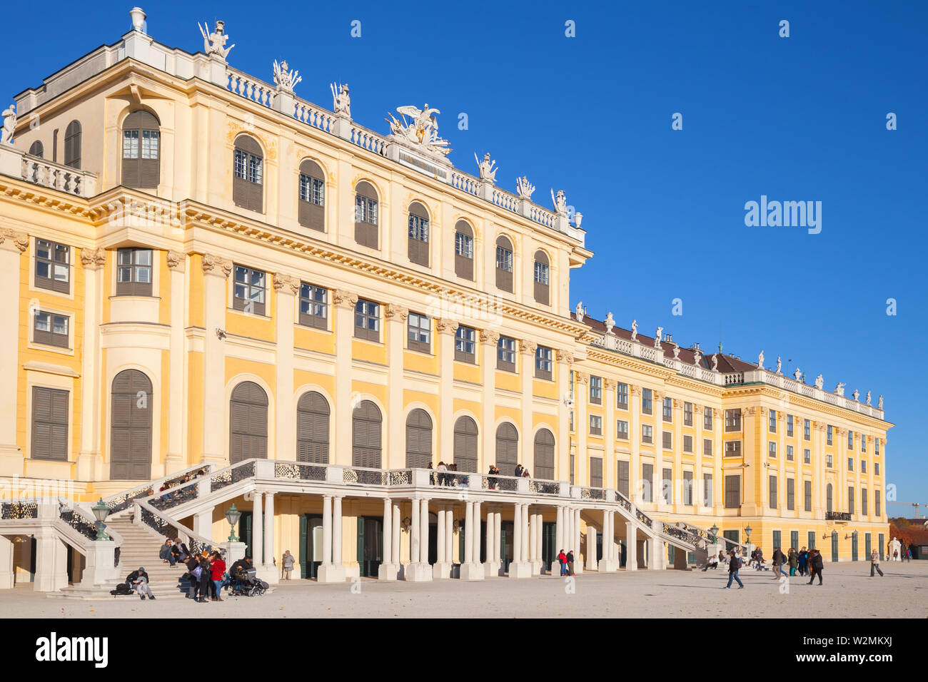 Vienne, Autriche - 1 novembre, 2015 : Palais de Schonbrunn, façade principale. C'est une ancienne résidence d'été impériale des monarques Habsbourg successifs. Les touristes Banque D'Images