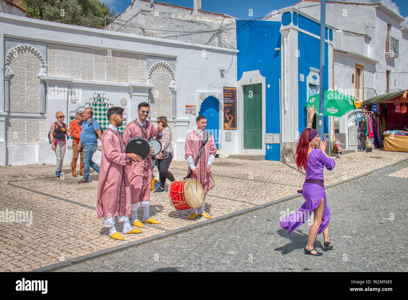 Mertola, Portugal - Mai 18, 2019 : danseuse et musiciens de style arabe dans les rues de Mertola Banque D'Images