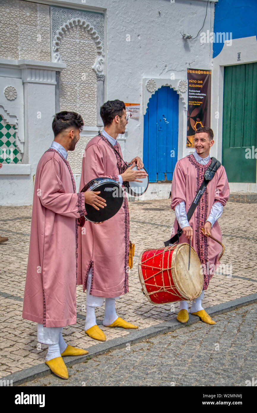 Mertola, Portugal - Mai 18, 2019 : des musiciens de rue au festival Islamique de Mertola Banque D'Images