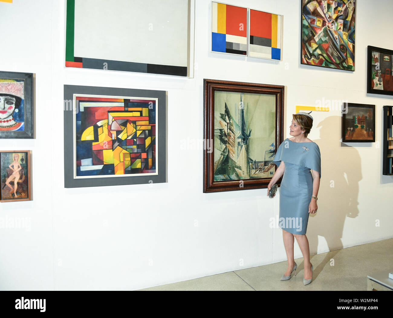 09 juillet 2019, la Thuringe, Weimar : La Reine Mathilde de Belgique promenades à travers le musée du Bauhaus. Droit Bodo Ramelow, Premier Ministre de la Thuringe. Le couple royal visites de Thuringe et de Saxe-anhalt sur un voyage de deux jours. Photo : Jens Kalaene Zentralbild-/dpa/ZB Banque D'Images