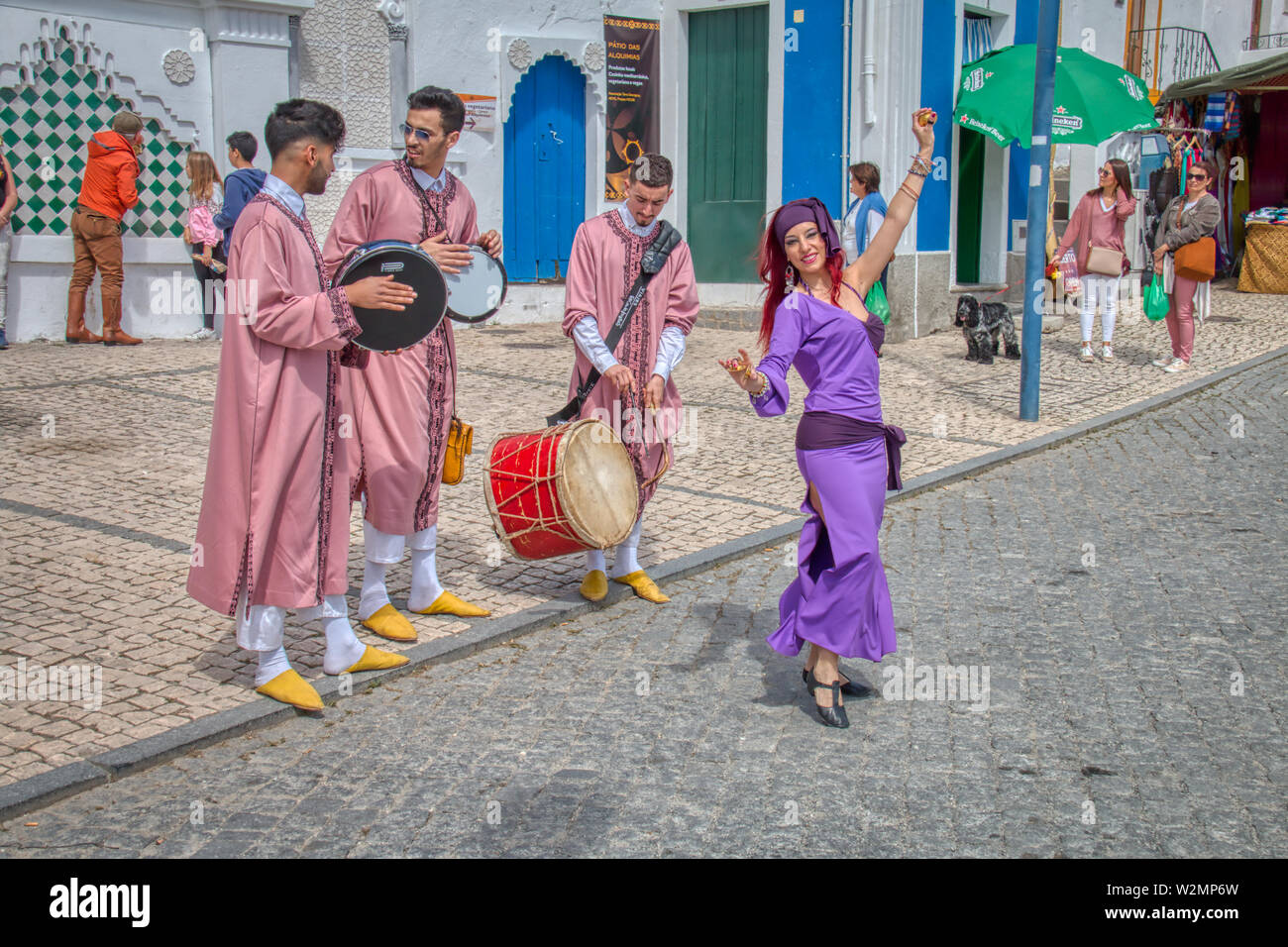 Mertola, Portugal - Mai 18, 2019 : danseuse et musiciens de style arabe dans les rues de Mertola Banque D'Images