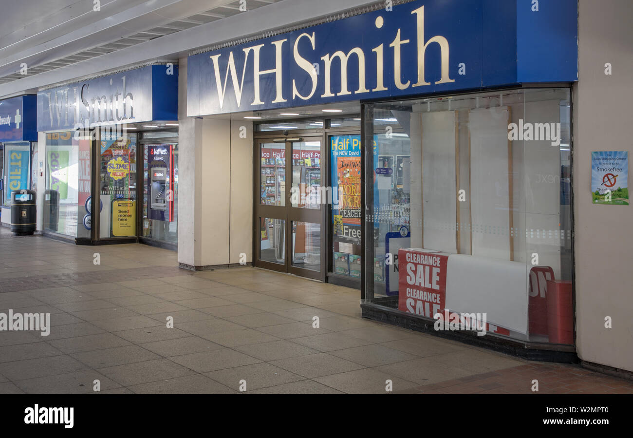 Wh smiths dans la swan centre commercial de Surrey leatherhead Banque D'Images