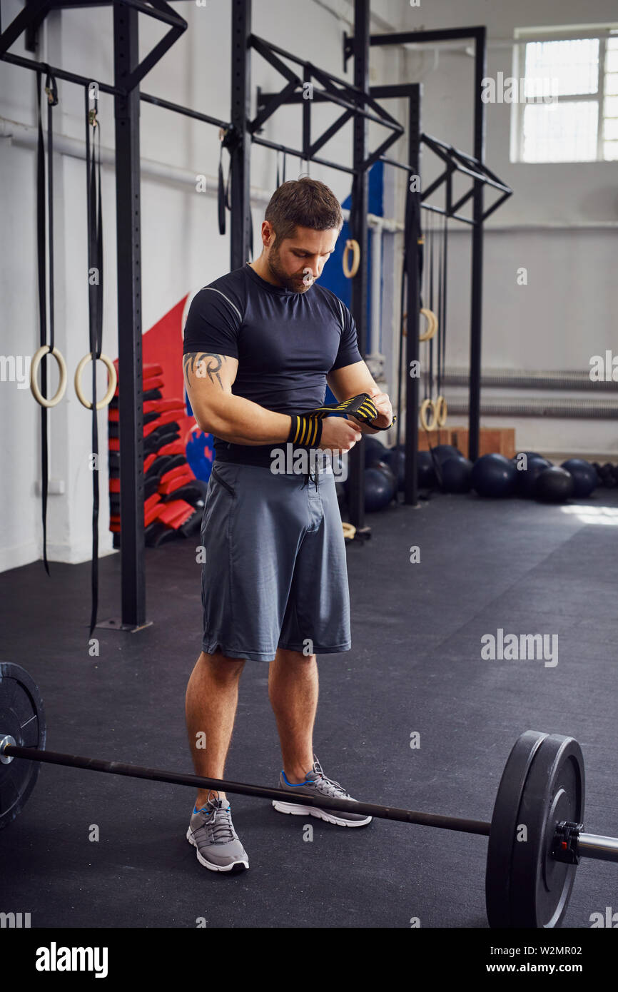 Jeune homme de préparer dans la salle de sport avant la formation de force Banque D'Images