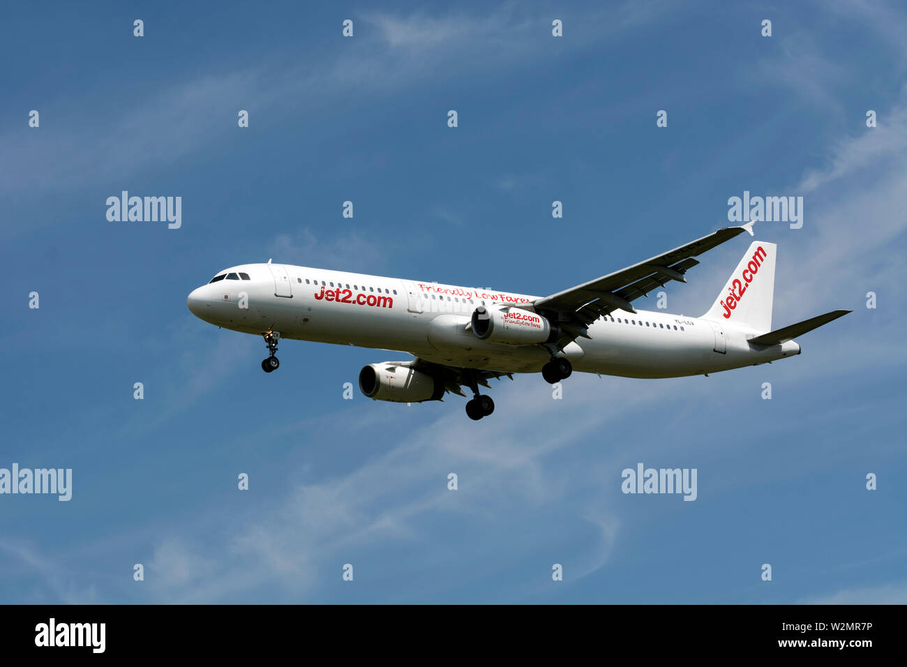 Jet2 Airbus A321-231 à l'atterrissage à l'aéroport de Birmingham, UK (YL-LCV) Banque D'Images