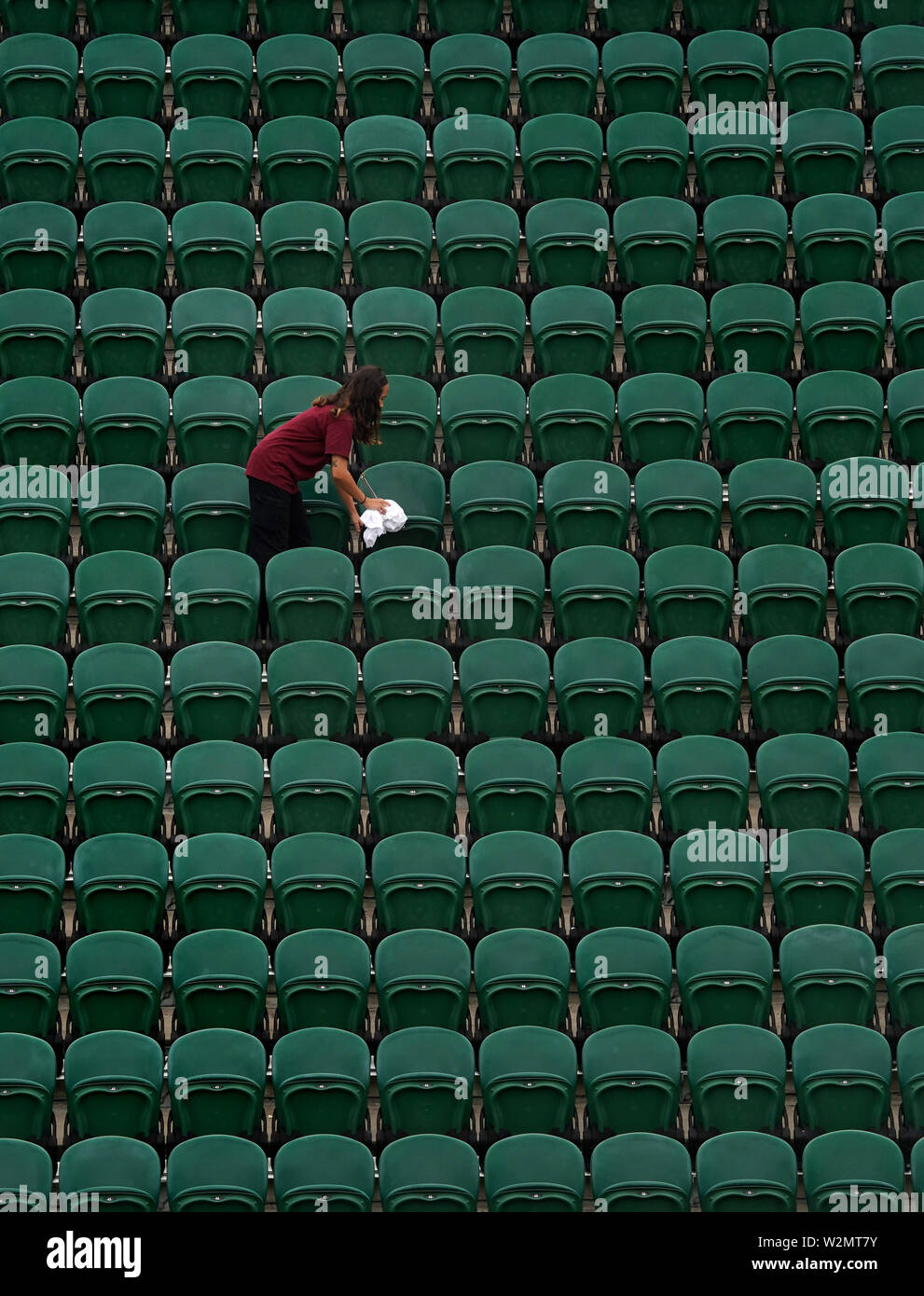 Le personnel de nettoyage nettoie les sièges sur le court 2 le neuf jour des championnats de Wimbledon au All England Lawn tennis and Croquet Club, Londres. APPUYEZ SUR ASSOCIATION photo. Date de la photo: Mercredi 10 juillet 2019. Le crédit photo devrait se lire comme suit : Philip Toscano/PA Wire. Banque D'Images