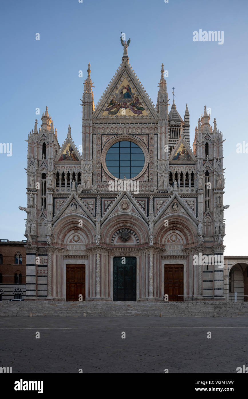 Sienne, Duomo Santa Maria, Domplatz, Blick von Westen bei Sonnenaufgang, Skulpturen der von la façade de Giovanni Pisano Banque D'Images