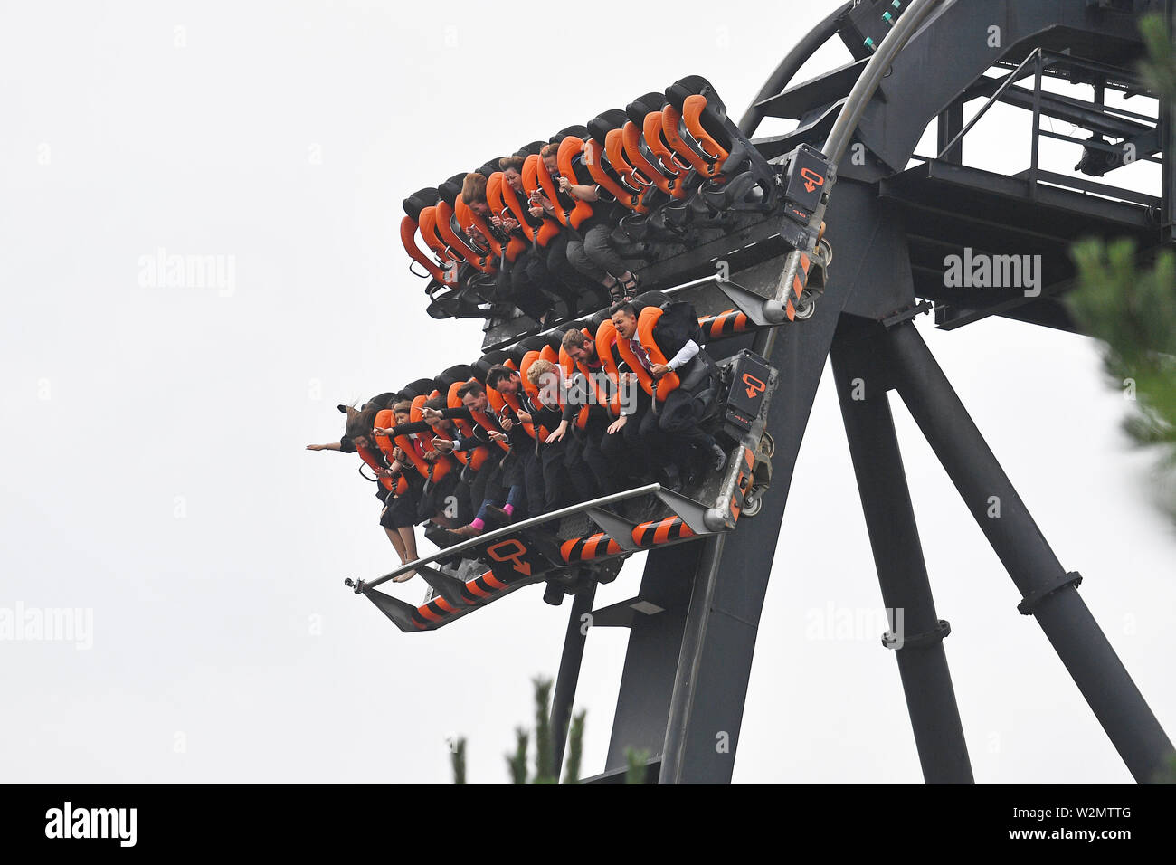 Une attraction touristique et Resort Management diplôme de base des étudiants de l'Université de Staffordshire au cours de la première cérémonie de remise des diplômes à prendre place sur un Rollercoaster ride comme ils l'oubli à Alton Towers. Banque D'Images