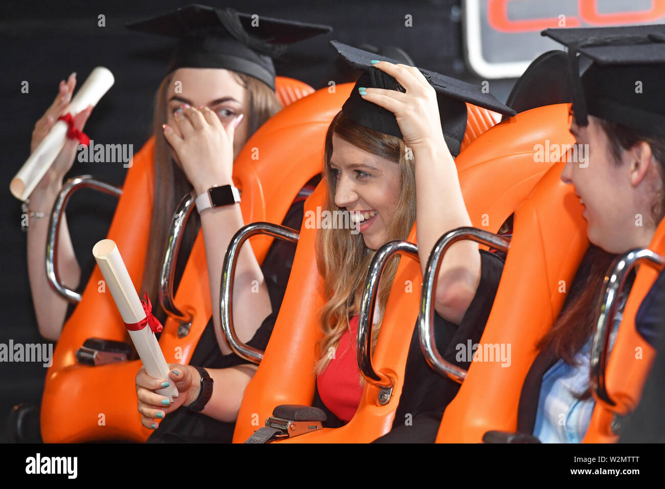 Une attraction touristique et Resort Management diplôme de base des étudiants de l'Université de Staffordshire au cours de la première cérémonie de remise des diplômes à prendre place sur un Rollercoaster ride comme ils l'oubli à Alton Towers. Banque D'Images