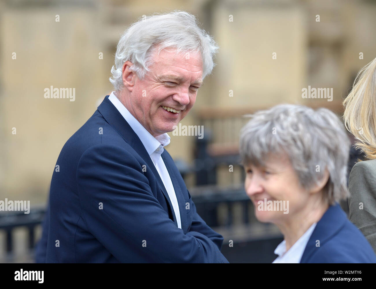 David Davis MP (Con : Haltemprice et Howden) parler au Dr Ruth Lea CBE (économiste politique) à l'extérieur du parlement Banque D'Images