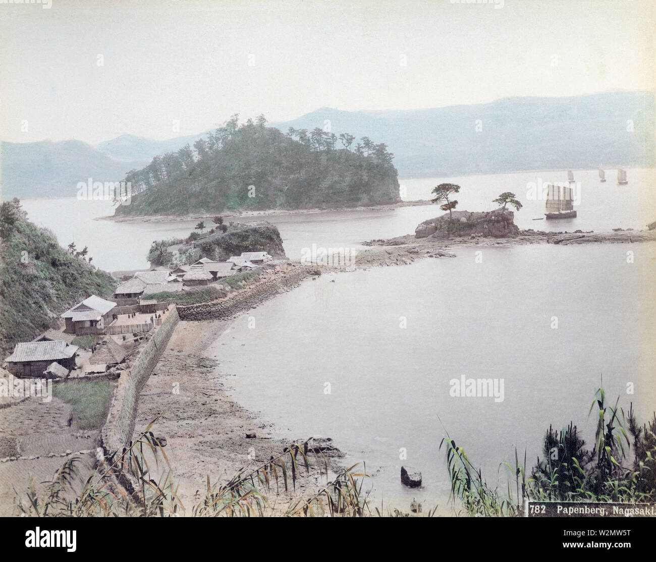 [ 1890 Japon - fermes et de jonques à Nagasaki ] - voile de jonques Japonaises à proximité de l'Île, Takabokojima Nagasaki. Sur l'avant-plan est Kaminoshima. Les petites exploitations disposent d domaines d'atteindre l'extrémité du front de mer. Comme ces villages, souvent y compris les "kami" (Dieu), ont été les maisons de chrétiens souterrains (Kakure Kirishitan). 19e siècle vintage albumen photo. Banque D'Images