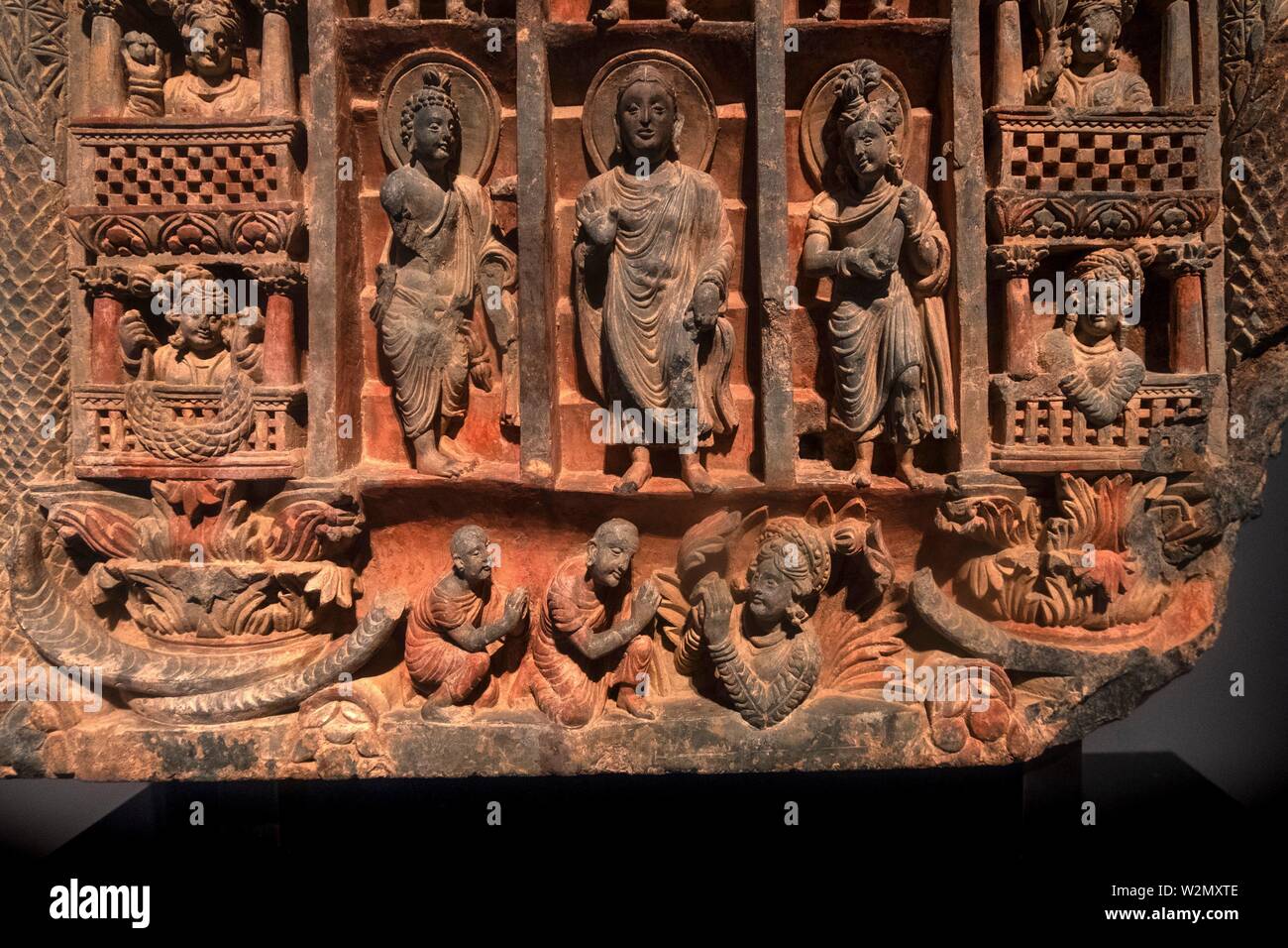 Singapour, détail d'une pierre de schiste, de la descente du Bouddha Gandhara (ciel Trayastrimsa- 3e. 4e. siècle). Musée des Civilisations Asiatiques. Banque D'Images