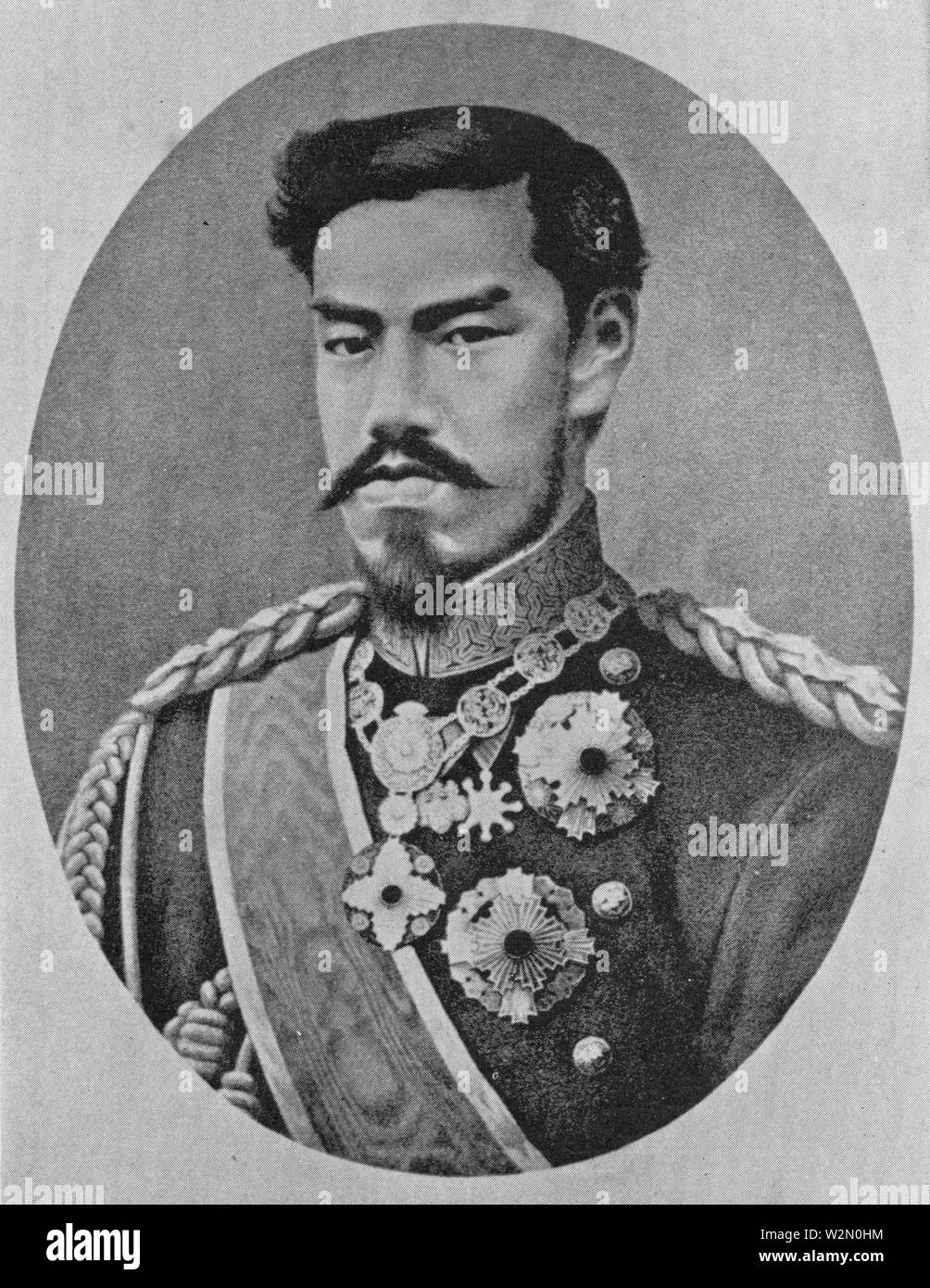 [ 1880 - Japon ] - L'Empereur Meiji l'empereur Meiji, d'imprimer à partir de 1894. 20e siècle phototypie vintage print. Banque D'Images