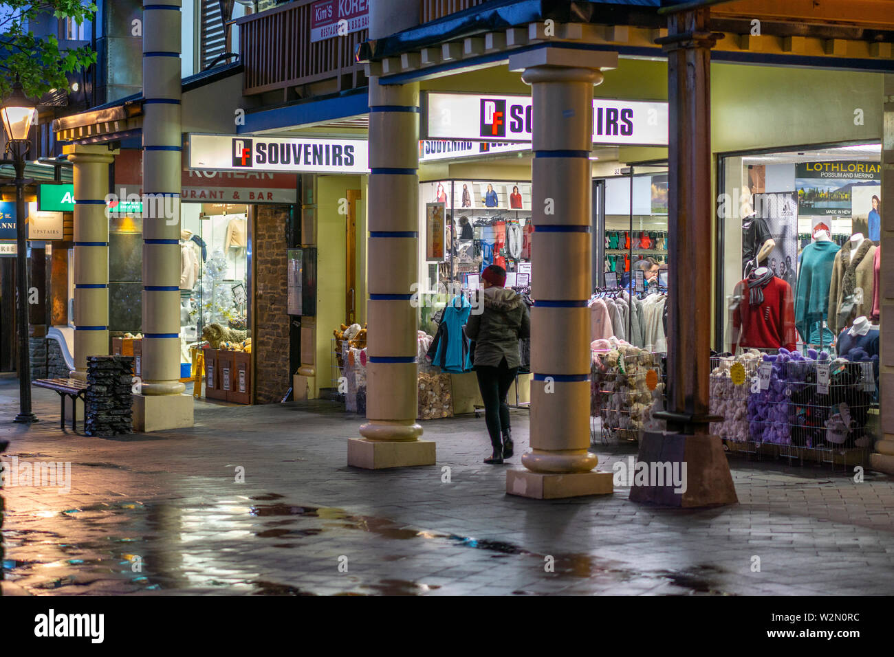 Centre Commercial Shoppers à Queenstown la nuit, Queenstown Nouvelle Zelande Banque D'Images
