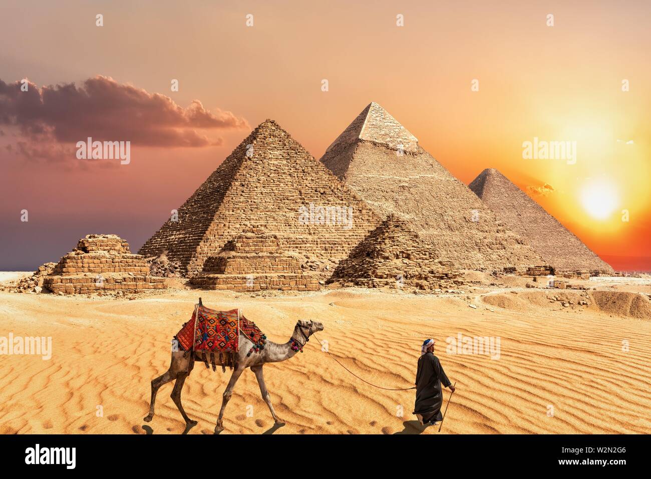 Complexe Pyramide De Gizeh En Egypte Belle Vue Du Coucher De Soleil Photo Stock Alamy