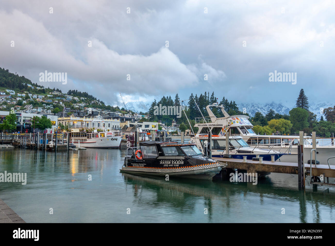 Bateaux dans le port de Queenstown par jour nuageux, Queenstown Nouvelle Zelande Banque D'Images