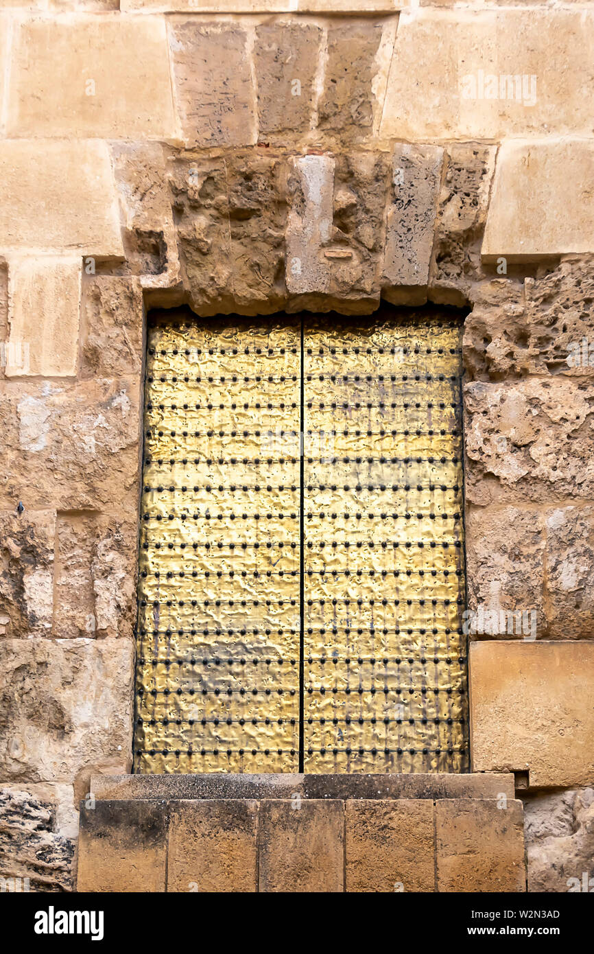Porte d'or dans la Mosquée Cathédrale de Cordoue, Espagne. Mur extérieur - célèbre en Andalousie Banque D'Images