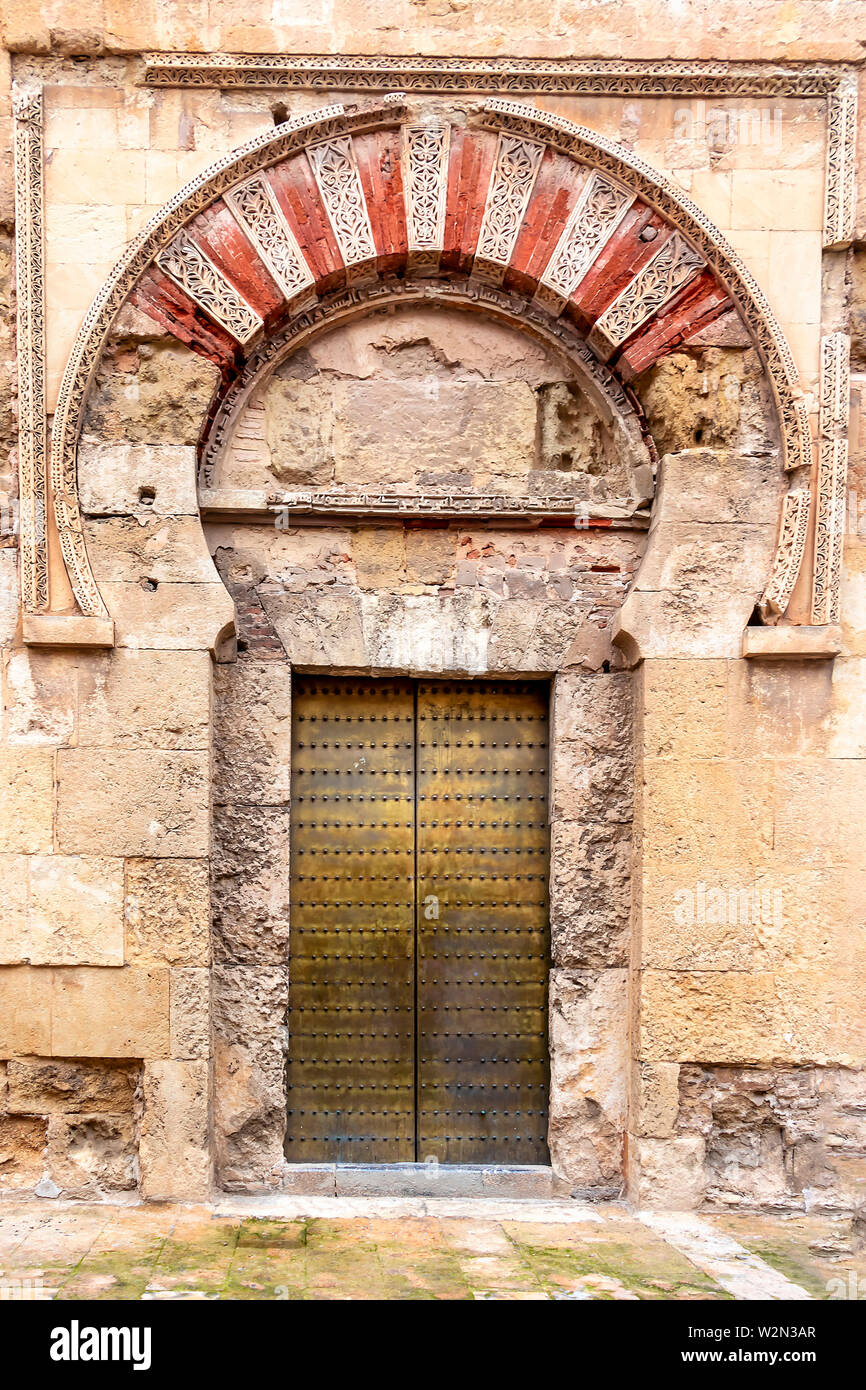 Porte d'or dans la Mosquée Cathédrale de Cordoue, Espagne. Mur extérieur - célèbre en Andalousie Banque D'Images