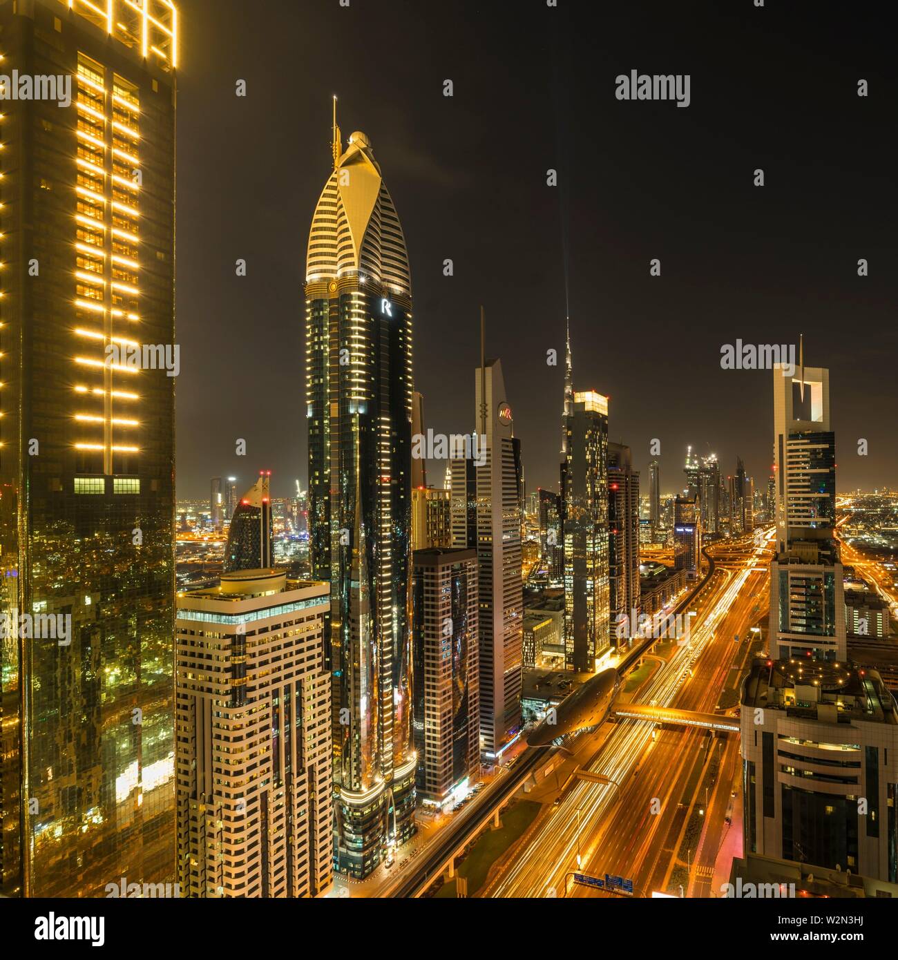 Une vue sur les toits de la ville au crépuscule du quartier financier du centre-ville de Dubaï, aux Émirats arabes unis, au Moyen-Orient. Banque D'Images
