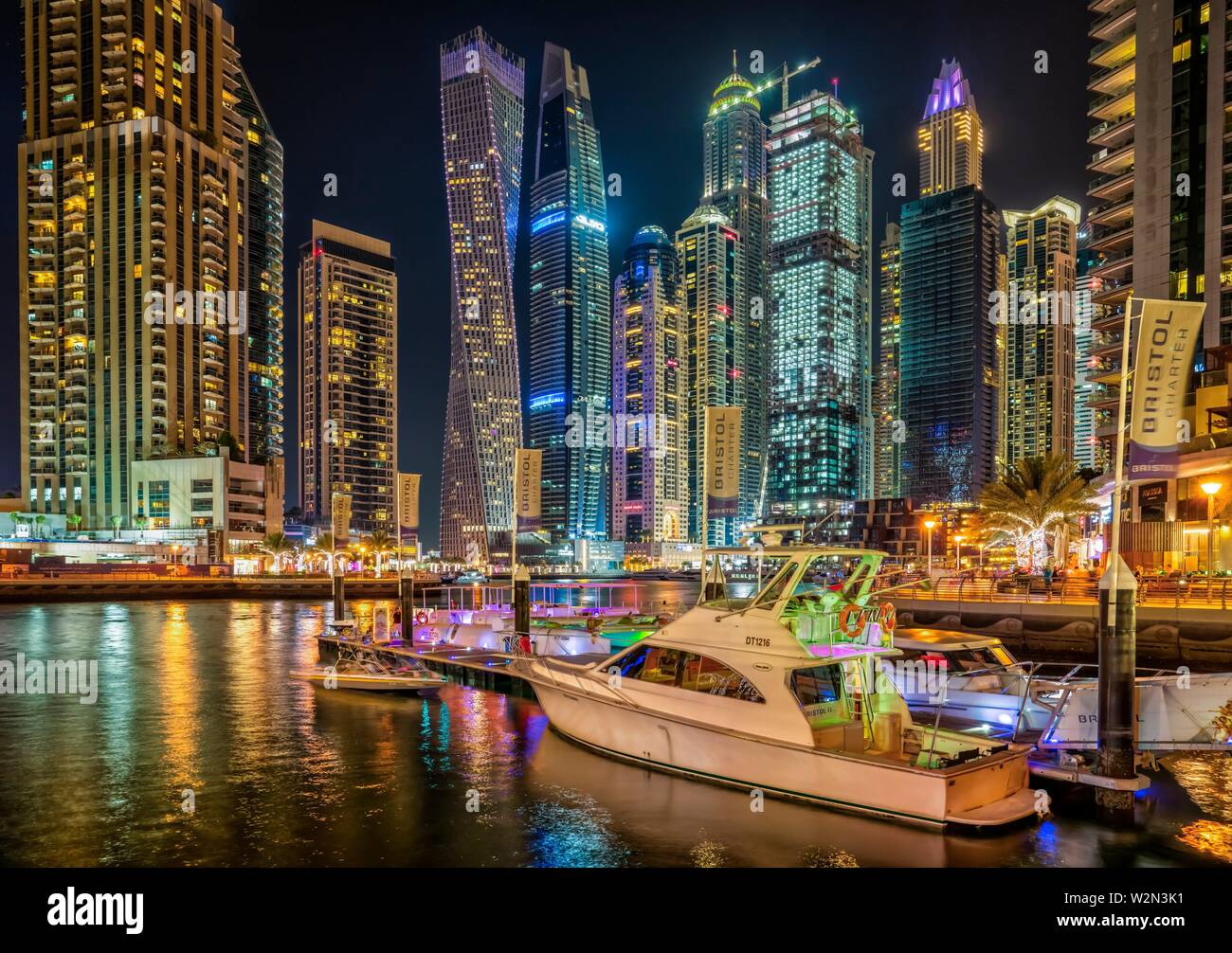 Une vue de la nuit de la marina de Dubaï, Émirats arabes unis, au Moyen-Orient. Banque D'Images