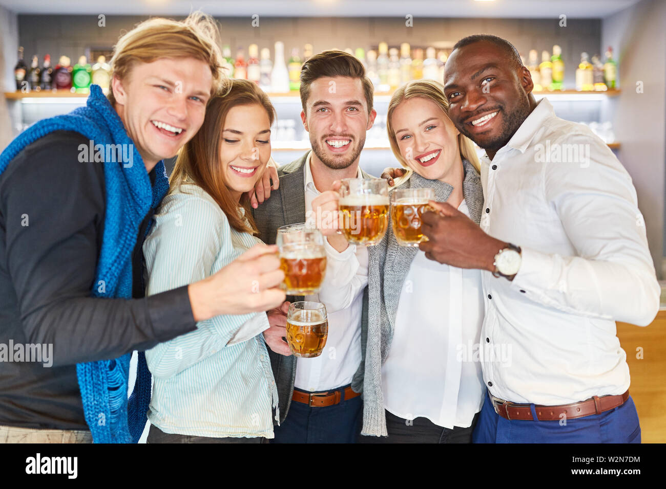 Groupe des amis de la bière boire multiculturel ayant dans un pub ou pub Banque D'Images