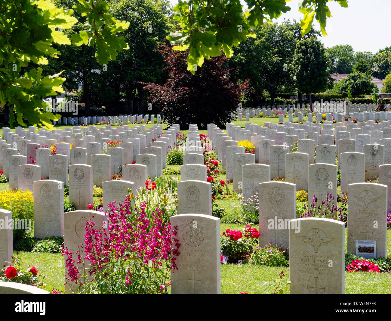 Le cimetière de guerre de Ranville, une seconde guerre mondiale cimetière de soldats du Commonwealth en Normandie France. Banque D'Images