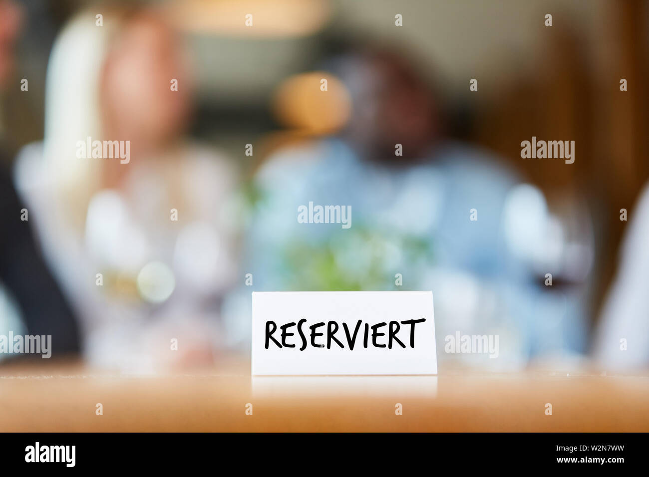 Signer avec l'Allemand mot 'reserviert' (réservé) comme une réserve à table dans le restaurant Banque D'Images