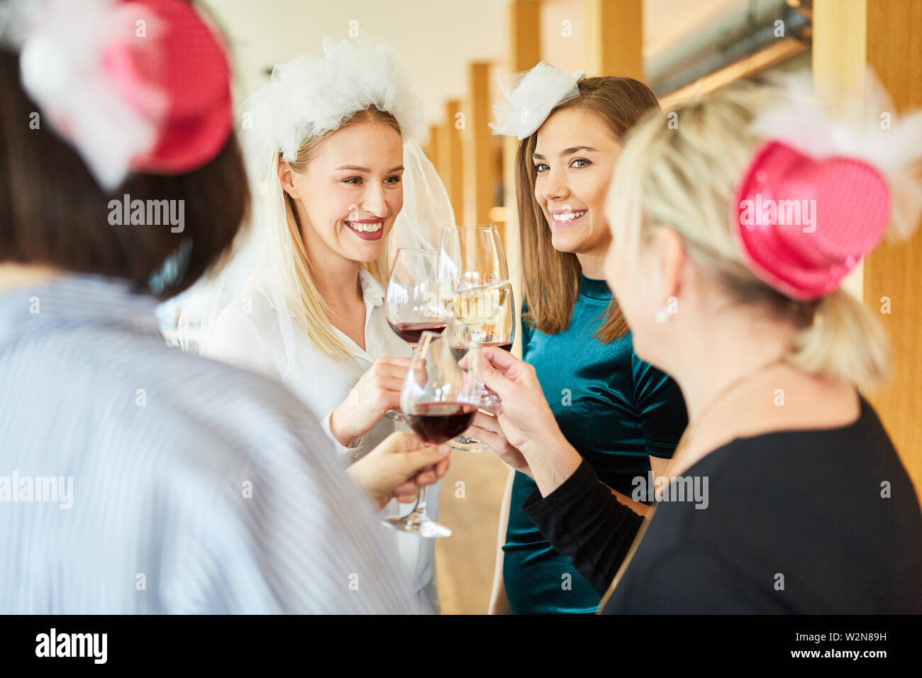 Groupe de femmes et de l'épouse de célébrer avec du vin rouge le hen party Banque D'Images