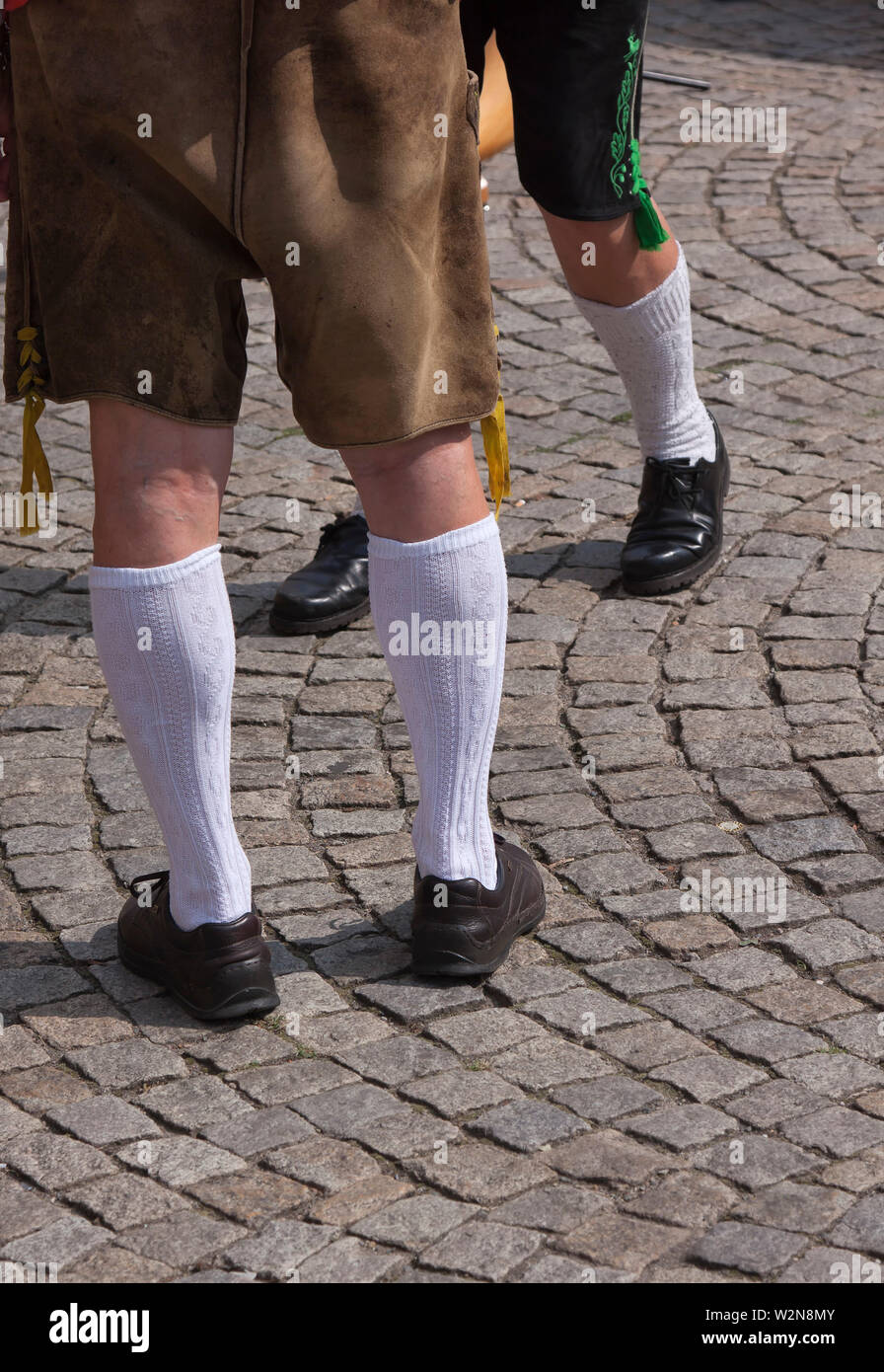 Les hommes, à l'Oktoberfest en vêtements traditionnels, Lederhose, Munich  Photo Stock - Alamy