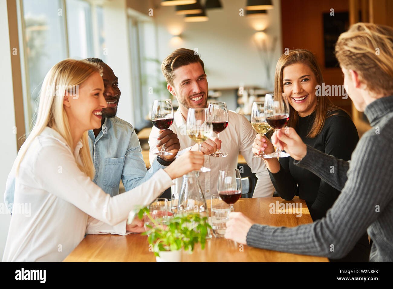 Groupe d'amis, boire du vin et de célébrer ensemble dans le restaurant ou bar Banque D'Images
