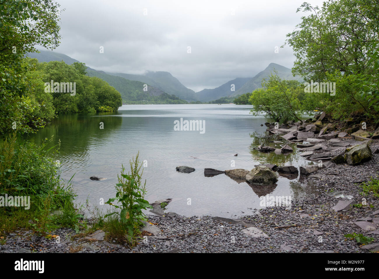 Llanberis Lake et sur les montagnes de Snowdonia temps couvert misty Banque D'Images