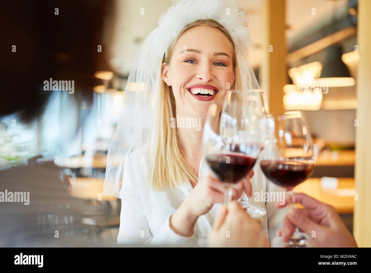 En tant que femme mariée rire au wine verre sur la nuit de poule Banque D'Images