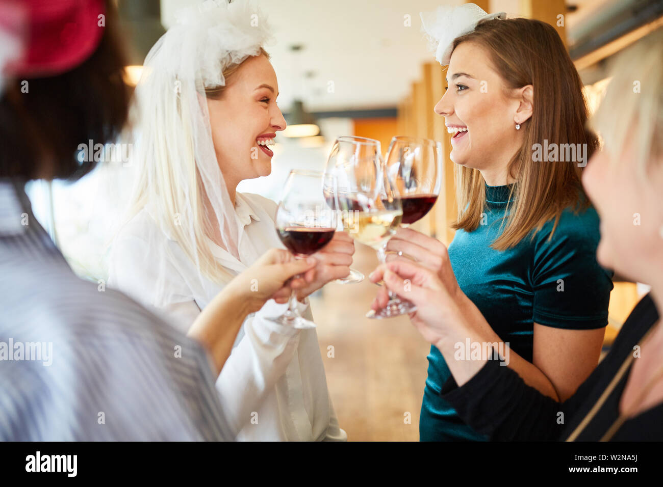 Jeune femme mariée que boire du vin à un hen party parti, Banque D'Images