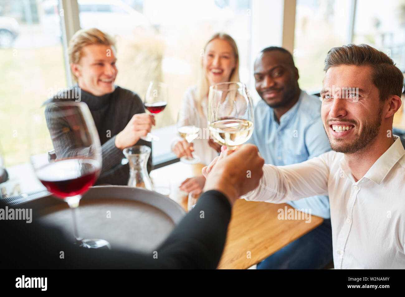 Serveuse sert les jeunes comme dans le restaurant et sert du vin Banque D'Images