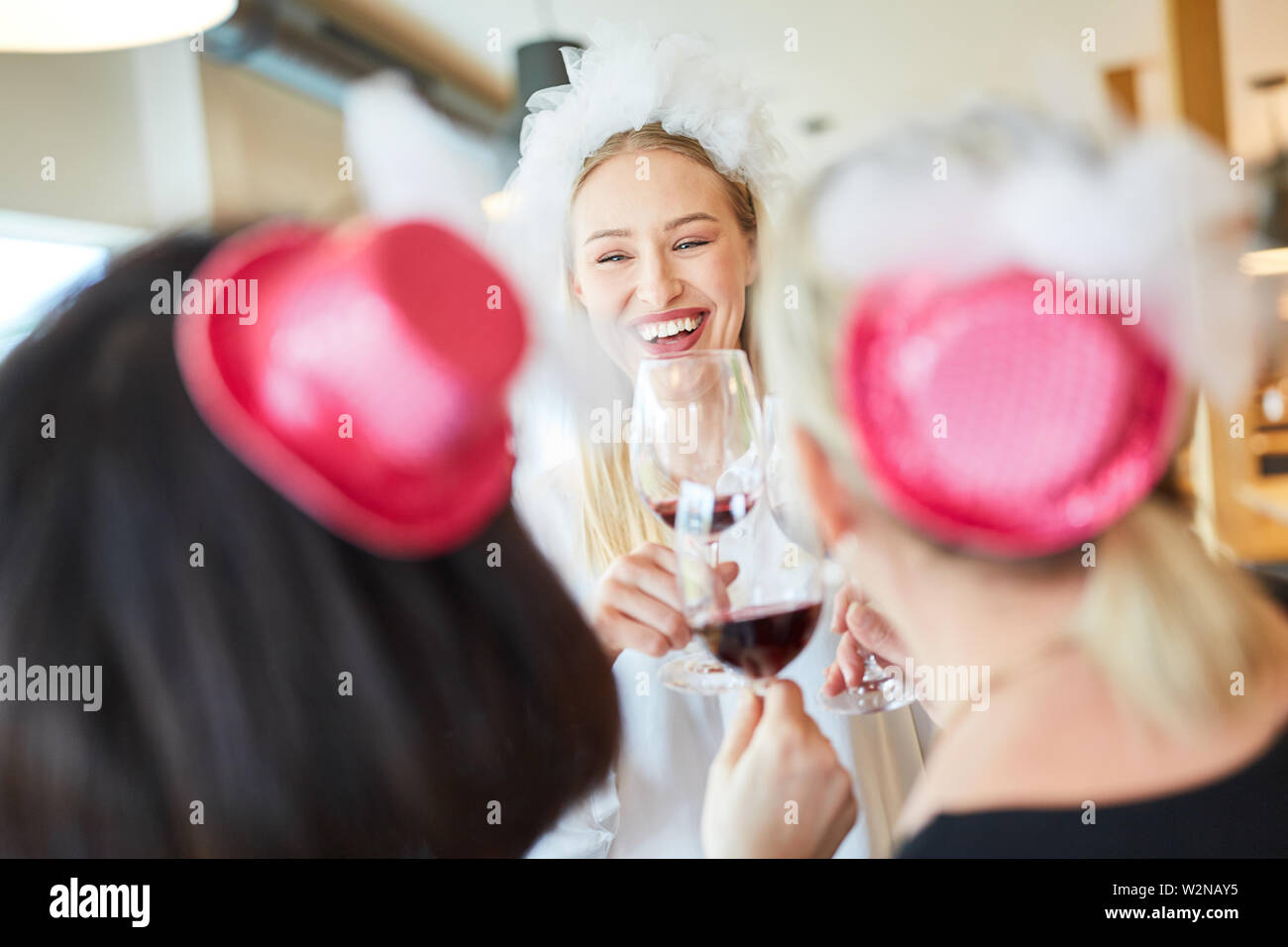 Festif, jeune femme en robe nuptiale tandis que le grillage avec du vin lors d'une fête Banque D'Images